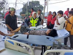 Terkini! Foto-foto Evakuasi Korban Gempa M 5,4 di Jayapura