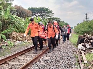 Pria Tak Beridentitas Tewas Tersambar Kereta Api di Perlintasan Ketintang