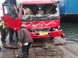 Truk Tabrak Truk Saat Masuk Kapal di Pelabuhan Gilimanuk