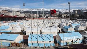 Turki Bangun Tenda Pengungsian untuk Korban Gempa di Stadion