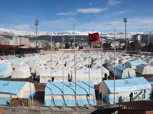 Turki Bangun Tenda Pengungsian untuk Korban Gempa di Stadion