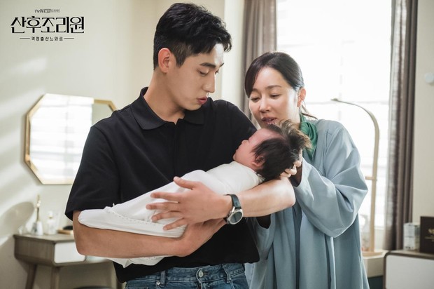 Uhm Ji Won dan Yoon Park di drama Birthcare Center/Foto: imdb.com Uhm Ji Won dan Yoon Park di drama Birthcare Center