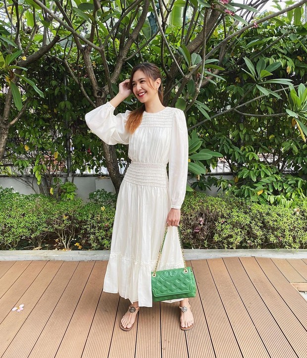 6 inspirasi outfit kencan saat Hari Valentine nanti ala Mikha Tambayong