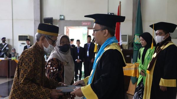 Potret Ortu Gantikan Almarhum Anak di Wisuda UIN Semarang Potret Ortu Gantikan Almarhum Anak di Wisuda UIN Semarang