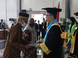 Haru Ortu Gantikan Anaknya yang Meninggal Wisuda UIN Walisongo Semarang