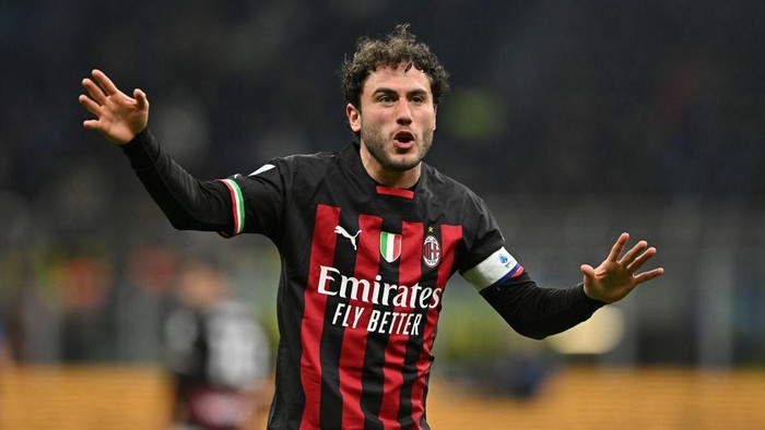 MILAN, ITALY - FEBRUARY 05: Davide Calabria of AC Milan issues instructions during the Serie A match between FC Internazionale and AC Milan at Stadio Giuseppe Meazza on February 5, 2023 in Milan, Italy. (Photo by Chris Ricco/Getty Images)