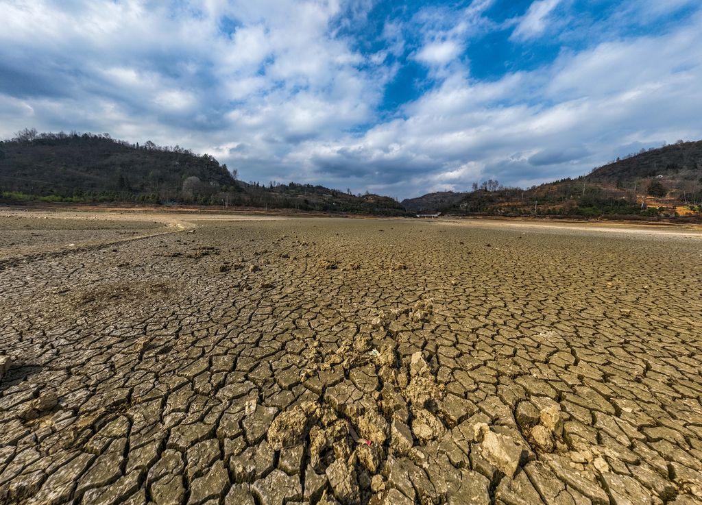 BIJIE, CHINA - FEBRUARY 9, 2023 - Aerial photo shows the falling water level of the Biyang River Reservoir in Qixingguan district of Bijie City, Southwest China's Guizhou Province, Feb 9, 2023. At present, the water supply of central city of Qixingguan is insufficient because of the drought. (Photo credit should read CFOTO/Future Publishing via Getty Images)