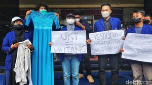 Aksi Mahasiswa di Depan Gedung Kemendikbudristek
