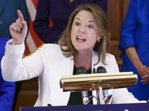 Diserang Gelandangan, Anggota Parlemen AS Lawan Balik dengan Kopi Panas Diserang Gelandangan, Anggota Parlemen AS Lawan Balik dengan Kopi Panas