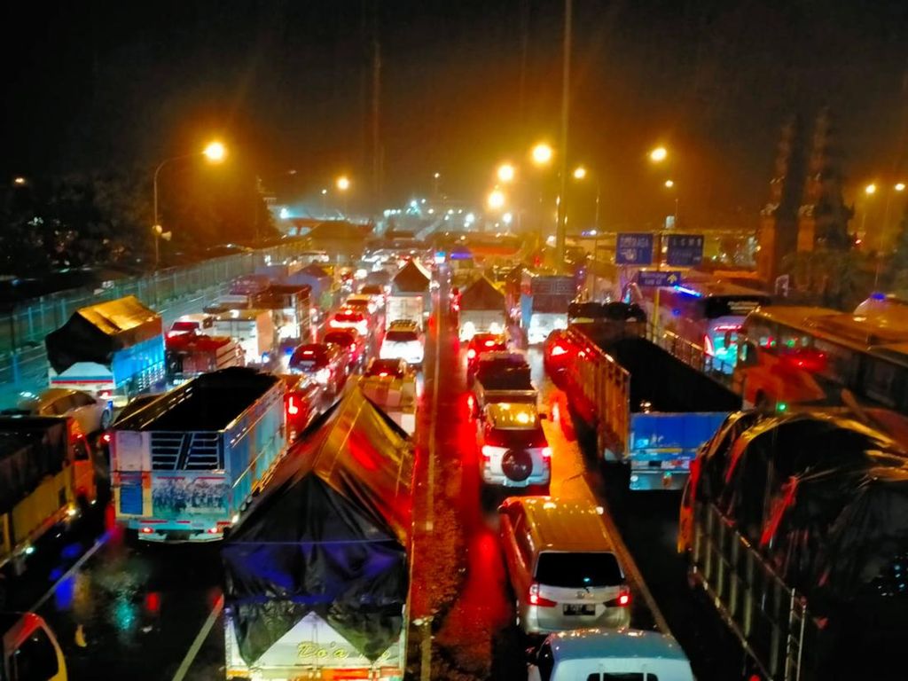 Pelabuhan Gilimanuk Ditutup Lebih dari Satu Jam Picu Antrean Kendaraan Pelabuhan Gilimanuk Ditutup Lebih dari Satu Jam Picu Antrean Kendaraan