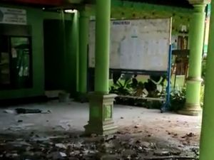 Atap Kelurahan di Pasuruan Disambar Petir, PC-Peralatan Elektronik Rusak