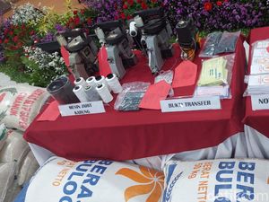 Modus Tersangka Oplos Beras: Beli ke Bulog Rp 8.300/Kg Dijual Rp 12.000/Kg Modus Tersangka Oplos Beras: Beli ke Bulog Rp 8.300/Kg Dijual Rp 12.000/Kg