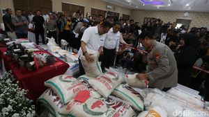 Barang Bukti Oplos Beras Bulog 350 Ton: Karung Bulog hingga Mesin Jahit