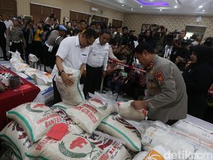 Barang Bukti Oplos Beras Bulog 350 Ton: Karung Bulog hingga Mesin Jahit Barang Bukti Oplos Beras Bulog 350 Ton: Karung Bulog hingga Mesin Jahit