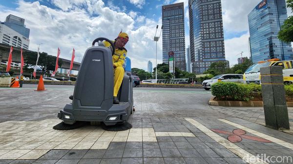 Brmmmm... Ini Senjata Baru Buat Trotoar Jakarta Tetap Kinclong