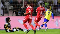 Bomber 38 tahun itu membukukan brace lima menit sebelum turun minum. (Foto: Twitter @SPL_EN)