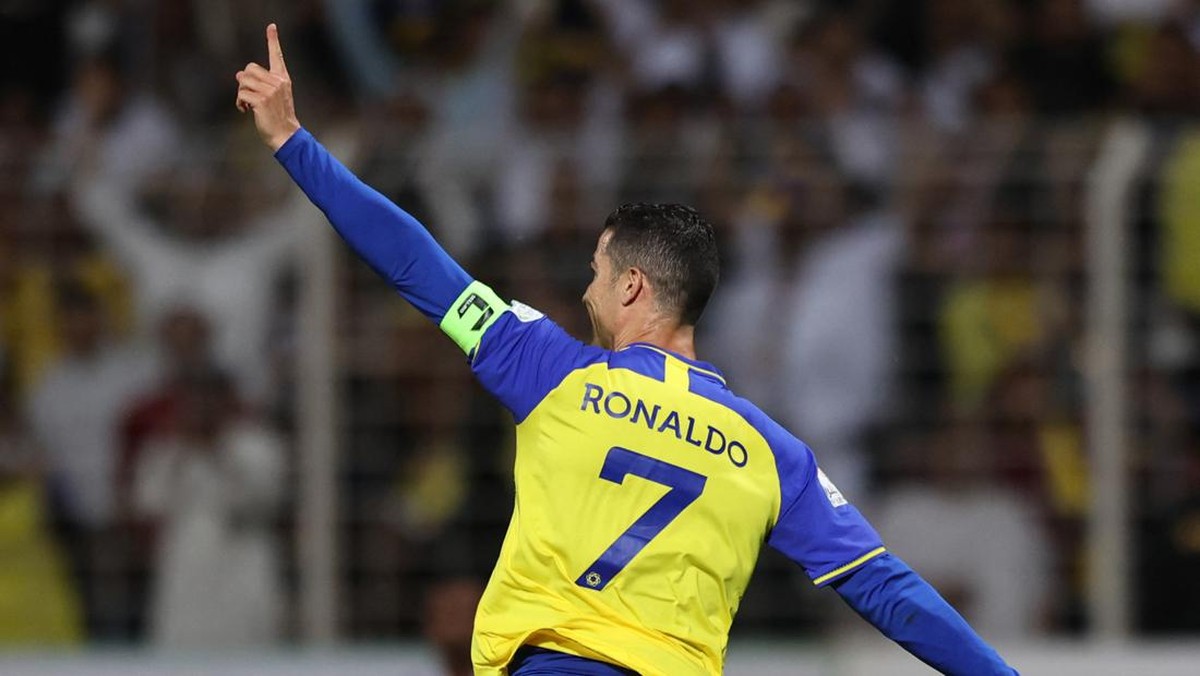 Cristiano Ronaldo membukukan 4 gol dalam satu laga untuk Al Nassr, minta wasit tanda tangani match ball. (Foto: AFP via Getty Images/-)