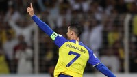 Cristiano Ronaldo sudah jalani empat pertandingan di Saudi Pro League sejauh ini. CR7 pun sudah kemas lima gol dan dua assist (AFP via Getty Images/-)