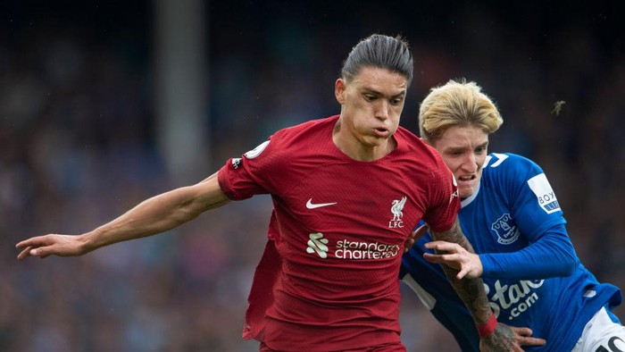LIVERPOOL, ENGLAND - SEPTEMBER 03: Darwin Nunez of Liverpool and Anthony Gordon of Everton in action during the Premier League match between Everton FC and Liverpool FC at Goodison Park on September 3, 2022 in Liverpool, United Kingdom. (Photo by Visionhaus/Getty Images)