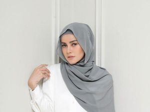 Belahan Rok Tinggi Olla Ramlan dan Gaya Hijabnya Belahan Rok Tinggi Olla Ramlan dan Gaya Hijabnya