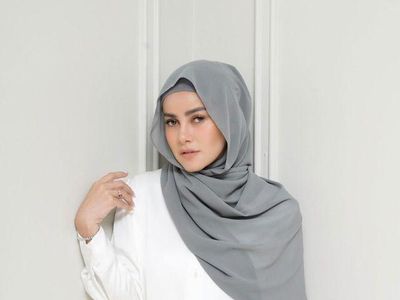 7 Gaya Hijab Olla Ramlan, Jadi Kontroversi karena Leher Terlihat