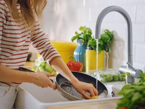 5 Tips Membersihkan Alat Masak Berminyak, Mudah dan Praktis! 5 Tips Membersihkan Alat Masak Berminyak, Mudah dan Praktis!