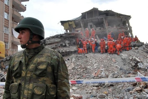 ilustrasi petugas evakuasi setelah gempa bumi di Turki