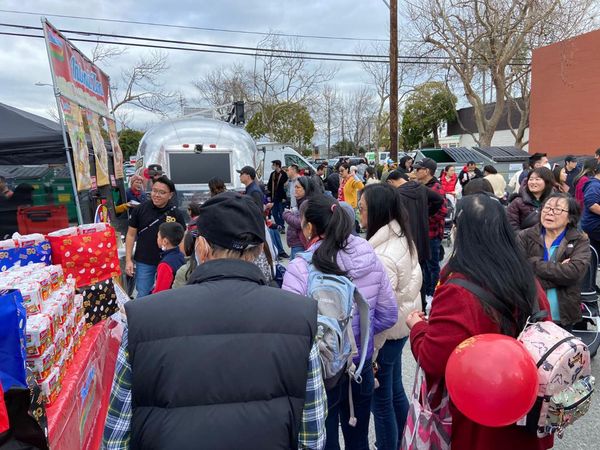 Potret Warga Amerika Rela Antre Panjang demi Indomie-Bakso