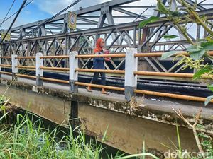 Jembatan Dayeuhkolot-Baleendah Retak dan Rusak