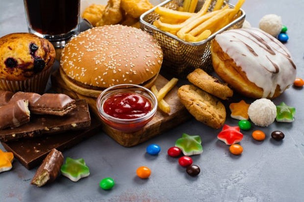 Junk Food Makanan cepat saji menjadi alasan utama berat badan naik saat dikonsumsi di malam hari