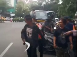Momen Jukir Ancam Petugas Pakai Celurit saat Tertibkan Parkir Liar