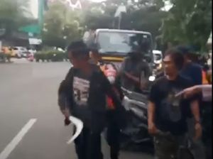 Ngamuk Saat Ditertibkan, Jukir di Jakbar Tantang Petugas Pakai Celurit! Ngamuk Saat Ditertibkan, Jukir di Jakbar Tantang Petugas Pakai Celurit!