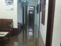 Sungai Bebekan Pasuruan Meluap, Rumah-Kantor Polsek Grati Banjir