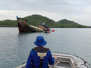Kapal Pengangkut Kelapa Tenggelam Usai Hantam Karang di Perairan Batam