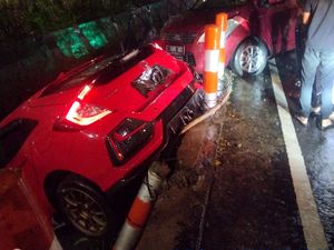 3 Kendaraan Kecelakaan di A Yani Surabaya, 1 Mobil Nyemplung Selokan