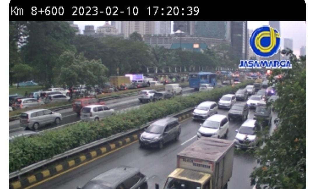 Kemacetan di ruas Tol Dalam Kota Jakarta, Jumat (10/2/2023)-(Screenshot aplikasi Travoy)