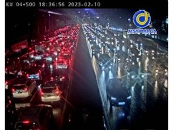 Hujan Deras Jam Pulang Kerja di Hari Jumat, Jakarta Macet di Mana-mana