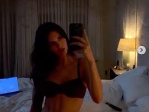 Kendall Jenner Pamer Gaya Topless, Netizen Malah Komentar Soal Gempa Turki