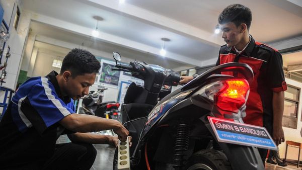Keren, Siswa SMKN di Bandung Konversikan Motor BBM Jadi Motor Listrik