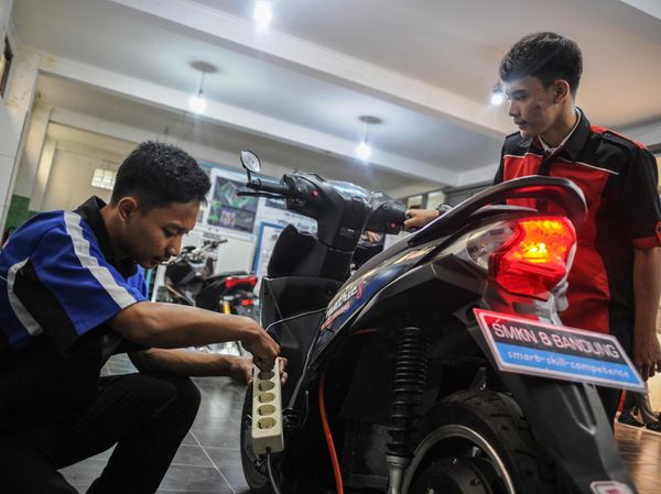 Keren, Siswa SMKN di Bandung Konversikan Motor BBM Jadi Motor Listrik