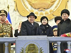Ajak Putrinya, Kim Jong Un Pamer Rudal Nuklir di Parade Militer