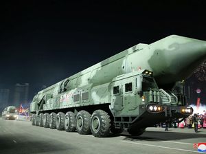 Truk Monster Pengangkut Rudal yang Ditonton Kim Jong Un Bersama Putrinya