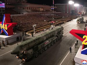 Kim Jong Un Pamer Kekuatan Militer Korea Utara