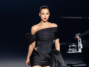 10 Busana Seksi dari Koleksi Thierry Mugler Couture 2023 10 Busana Seksi dari Koleksi Thierry Mugler Couture 2023