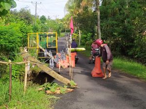 Jalan di Kaliakah Jembrana Ambles, Penerangan Saat Malam Hari Minim Jalan di Kaliakah Jembrana Ambles, Penerangan Saat Malam Hari Minim
