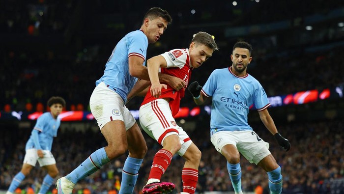 Soccer Football - FA Cup - Fourth Round - Manchester City v Arsenal - Etihad Stadium, Manchester, Britain - January 27, 2023 Arsenals Leandro Trossard in action with Manchester Citys Rodri Action Images via Reuters/Molly Darlington