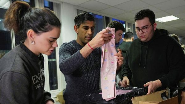 Momen PM Inggris Bantu Kemas Donasi untuk Korban Gempa Turki