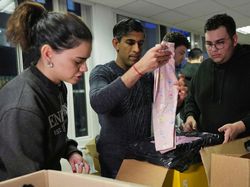 Momen PM Inggris Bantu Kemas Donasi untuk Korban Gempa Turki