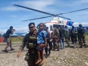 Momen TNI-Polri Evakuasi Masyarakat Paro Imbas Ancaman KKB