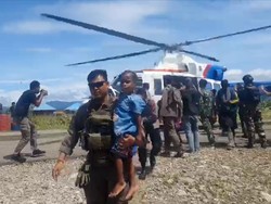 Momen TNI-Polri Evakuasi Masyarakat Paro Imbas Ancaman KKB